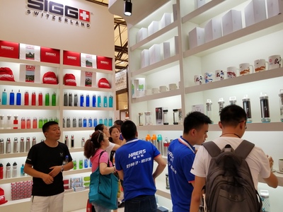 2017年8月3日-5日,全国百货界的盛会--第111届中国日用百货商品交易会在上海新国际展览中心隆重举行。此次盛会吸引到全球40多个地区的众多知名品牌,为消费者展示行业未来的创新业务发展方式和产品趋势,为生产商和供应商提供新的助力。